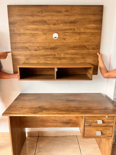 Escrivaninha com painel para TV