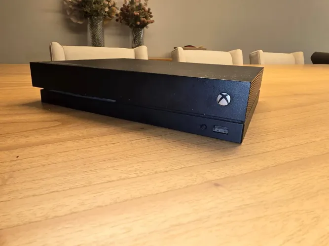 Xbox one X 1TB + 2 Controles + 7 jogos disco