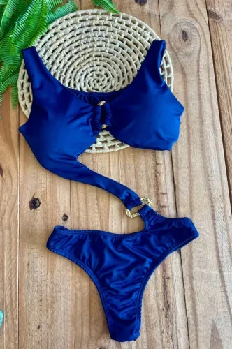 Maiô preto, vermelho, azul e rosa