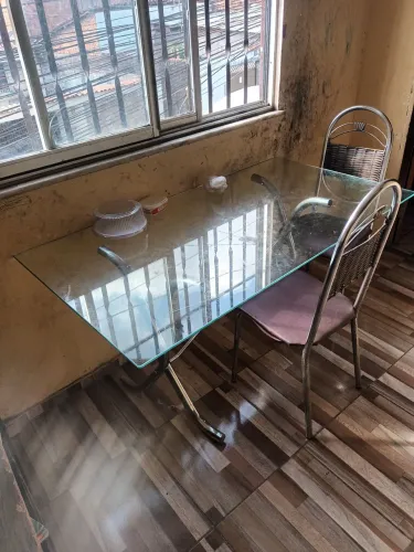 Mesa de vidro com 5 cadeiras 