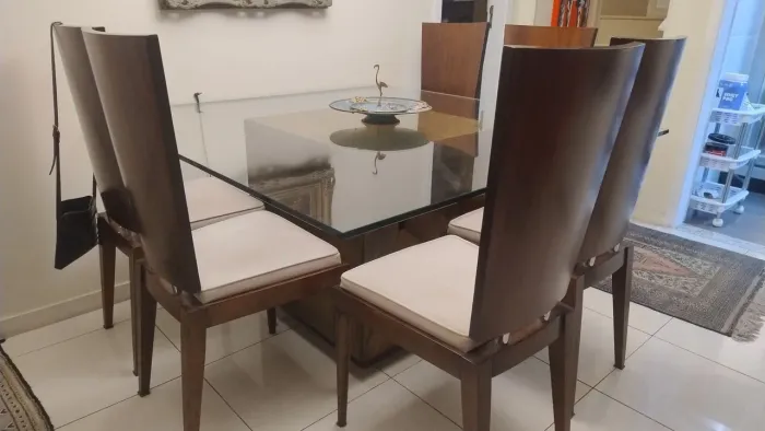 Mesa quadrada, 1.40 x 1.40, de madeira com seis cadeiras de madeira maciça (imbuía) novo