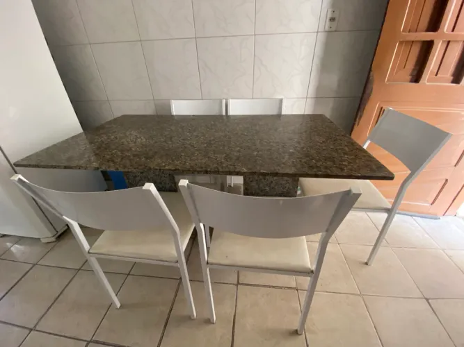 Mesa de mármore com 6 cadeiras