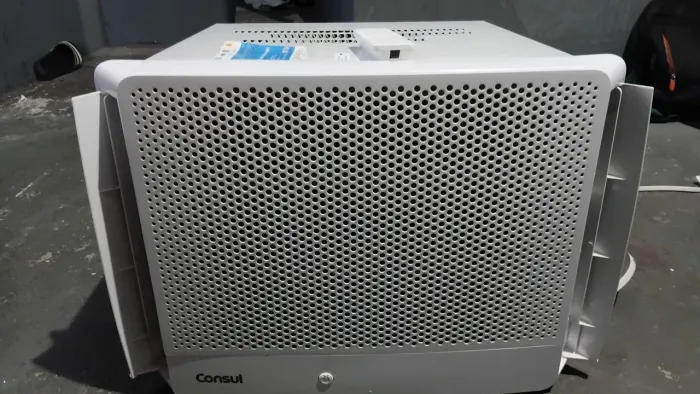 Ar condicionado de janela 10.000BTU 6 meses de uso com nota fiscal e controle