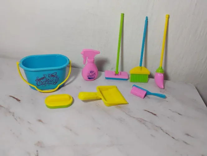 Kit miniatura de brinquedo para faxina/limpeza de bonecas barbie.