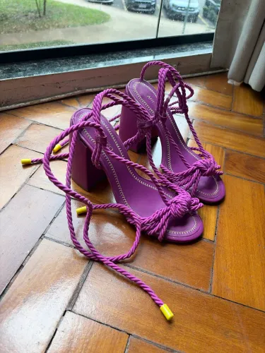 Sandália roxa salto bloco Arezzo