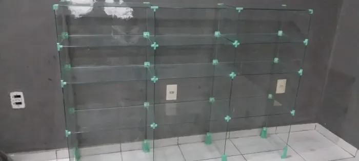 Balcão de vidro com 3 colunas muito bom