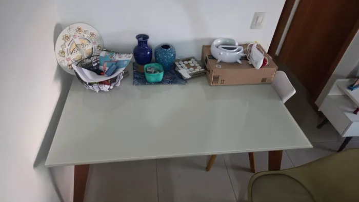 Mesa de Jantar de madeira, tampo de vidro. Ótimo estado de conservação 