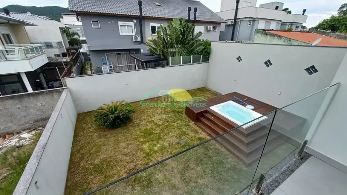 Casa de alto padrão de 230m² de área construída e 194m² de área útil, com 3 suítes no Camp