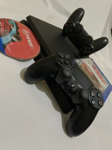 PS4 Slim 1TB + 2 Controles + FIFA 20 + Need for Speed Payback