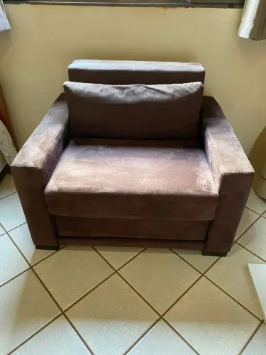 Poltrona cama de solteiro medindo fechada 92x108 cm em bom estado. Tecido Suede. Marron.