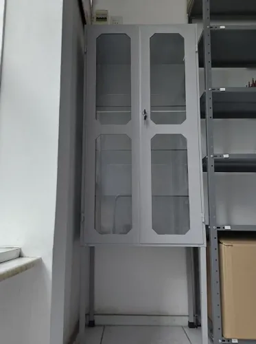 armário vitrine com chave, 2 portas e 4 prateleiras