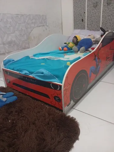 Vendo caminha do homem aranha