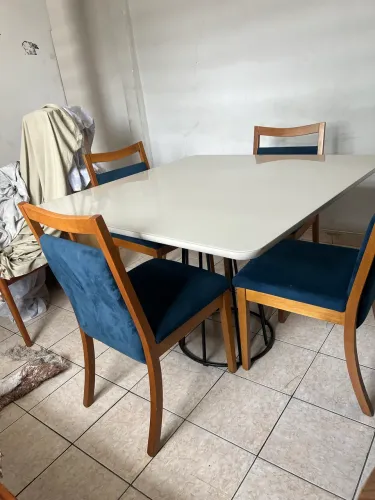 Vende-se mesa com 4 cadeiras em perfeito estado 