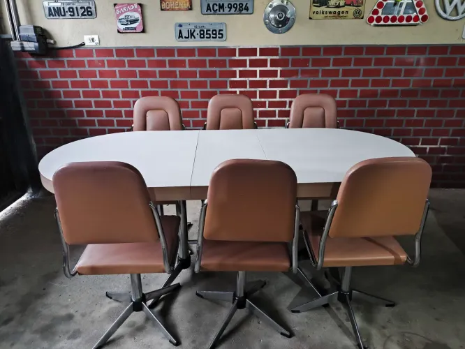 Mesa em fórmica, vintage com 6 cadeiras.