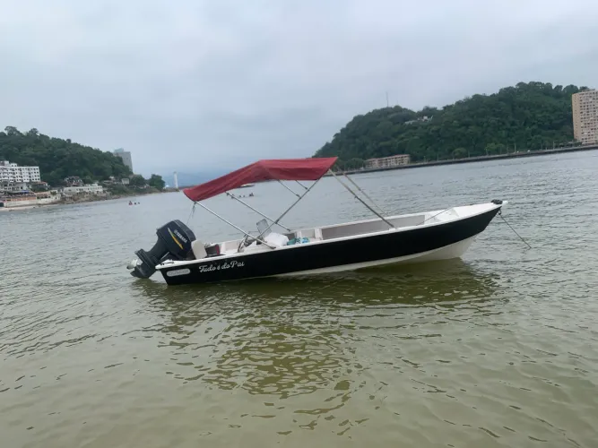 Vendo barco motor e casco 2023 só transferir,barco de garagem filé