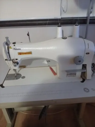Vendo máquina reta industrial lubrificação automática semi nova . Muito pouco usada 