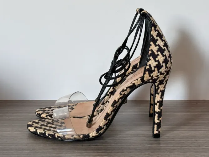 sandália schutz de vinil, tamanho 35, com salto de 11cm. 