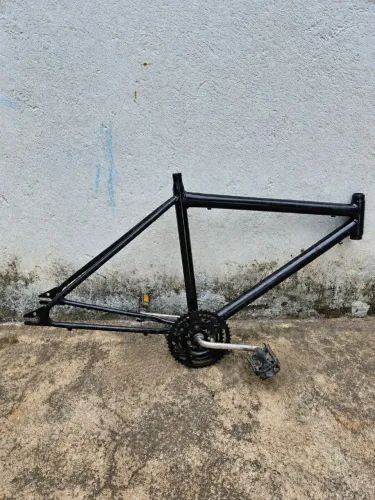 Quadro de bicicleta aro 26 preto com pedivela e pedais