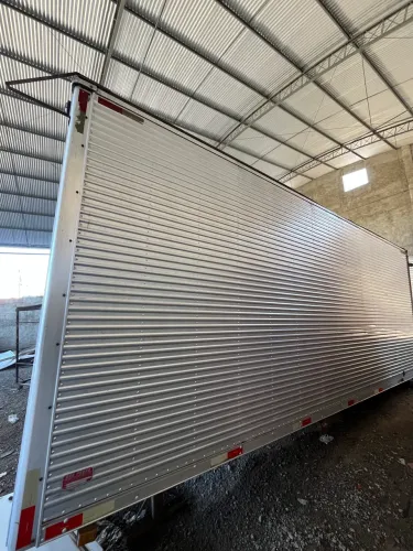 Baú carga seca marca São Pedro semi novo 6.20 comp. 