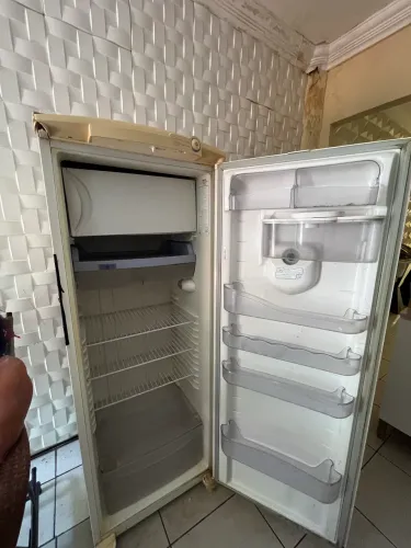 Vende-se essa geladeira