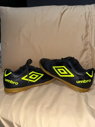 Chuteira umbro class futsal