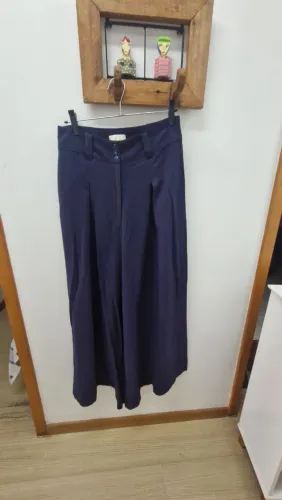 Calça Pantalona azul.
