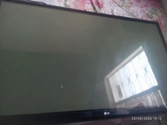 Vende-se duas TVs pra retirada de peças