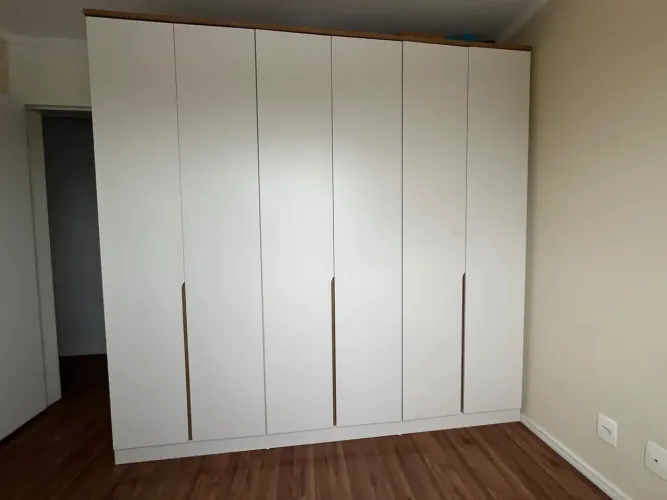Guarda Roupa Enorme com 6 portas