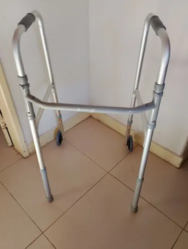 Andador ortopédico para idoso
