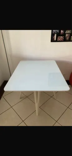 Vendo mesa tampo de vidro e pés de madeira.