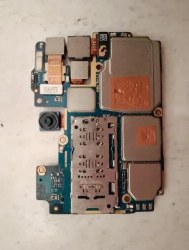 Esta é a placa principal de um celular LG K42 (modelo LM-K420HM).