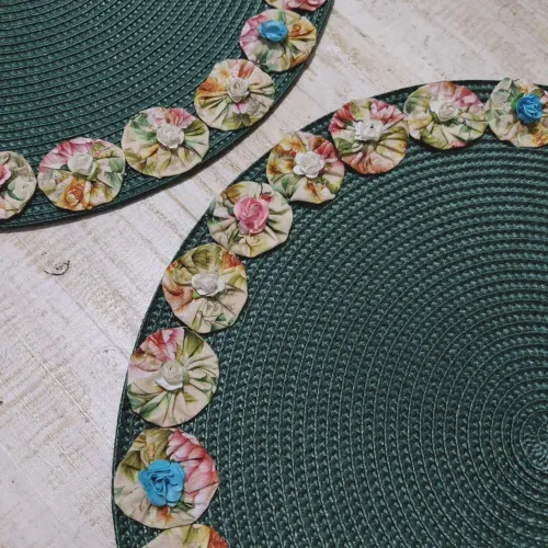 Souplast decorado com fuxico e flores lindo