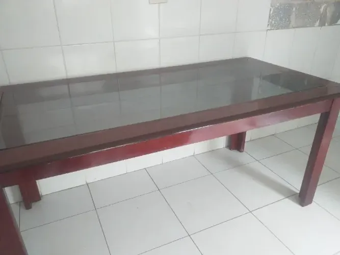 Vende-se uma mesa usada para sua residência e sua conforto obrigado.