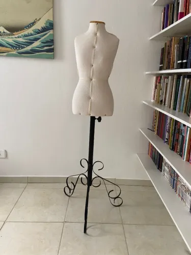 Manequim Busto de Costura Vintage / Expositor com Pedestal em Ferro Trabalhado