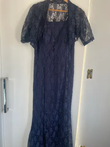 Vestido de festa. Azul marinho com renda.