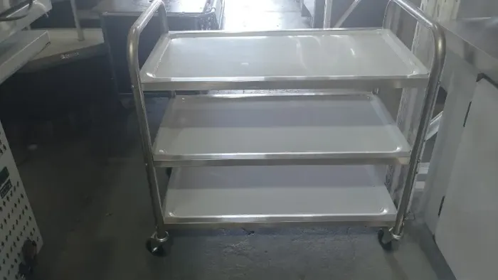 carrinho inox 3 planos medindo 85x45x90