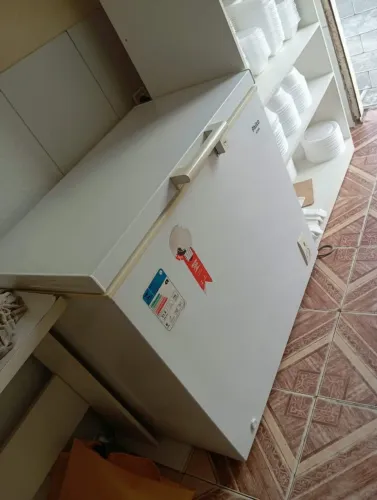 freezer 200L muito bem conservado