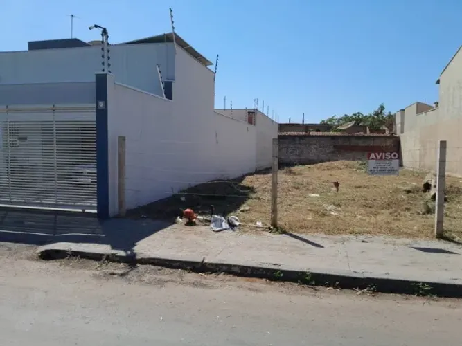 VENDO TERRENO PRÓXIMO AO FORUM E PREFEITURA DE VÁRZEA GRANDE MT