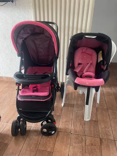 Carrinho de bebê com bebê conforto