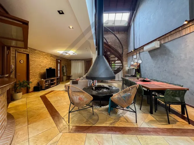 Casa para venda ou locação, com 3 dormitórios, pátio com piscina e 4 vagas