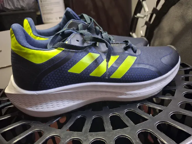 Tênis corrida (Não é Adidas )