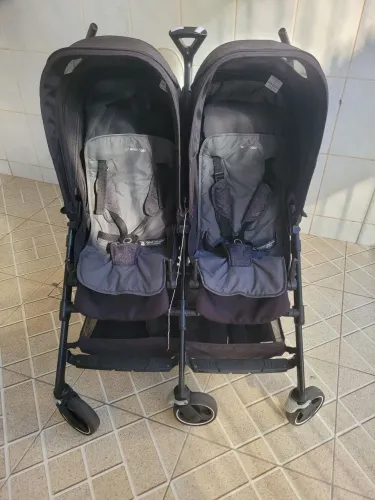 Carrinho de bebê duplo 
