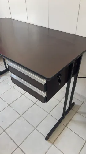 Escrivaninha com 2 gaveta