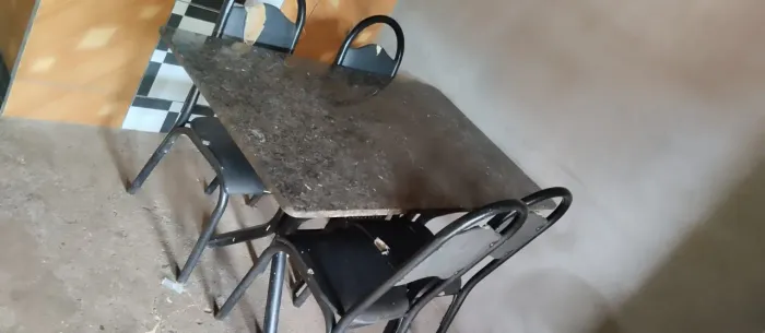 Mesa de mármore com 4 cadeiras