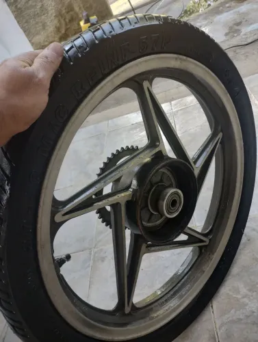 Roda Yes 125 com pneu 90/90