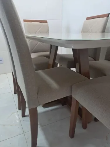 Mesa de jantar com 06 cadeiras de madeira 