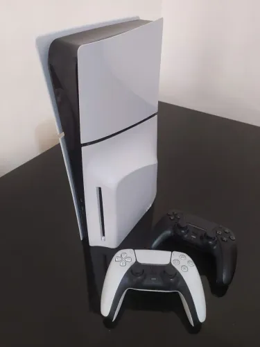 Ps5 Slim + 2 controles com Leitor de Disco em Excelente Estado