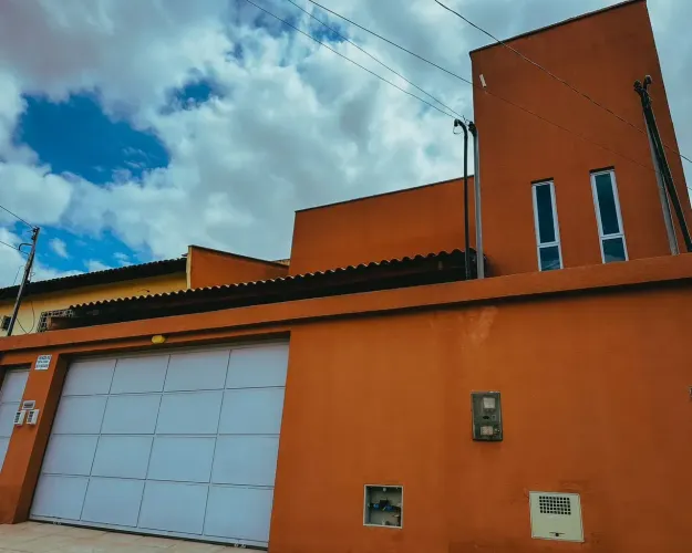 Casa dúplex seminova no Saci com 5 quartos sendo 4 suítes 2 cozinhas financia
