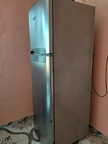 Geladeira Continental Frost Free Inox - Grande, Espaçosa e Congela Super Rápido!