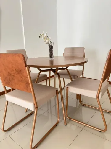 Conjunto mesa redonda + 4 cadeiras Carraro San Francisco freijó/rosê